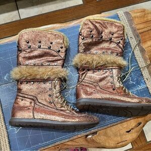 Bamboo Bronze Metallic Faux Fur Lace-Up Winter Boots – Women’s Size 9 – NWOT
